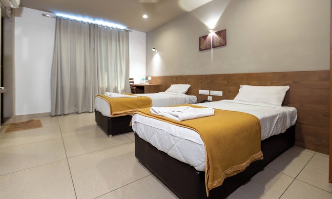 Maradu Hotel | Aryaas Residency Nettoor