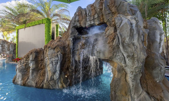 Loughman Resort | AS SEEN ON TV EXTREME TWIN RESORT MANSIONS