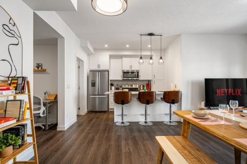 Springbank Hill House | Aspen - Entire Town House with Garage, Netflix, King Bed, Balcony, Perfect for Couples, Sleeps 4