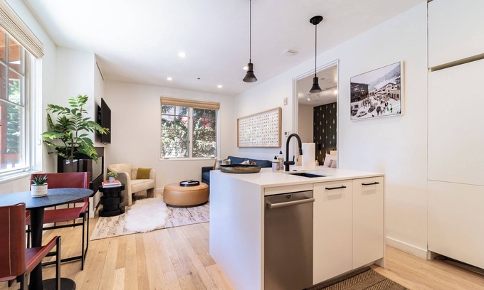 West End Condo | Aspen Hideaway by AvantStay | Walk to Aspen, Near Slopes + Pool & Hot Tub Access