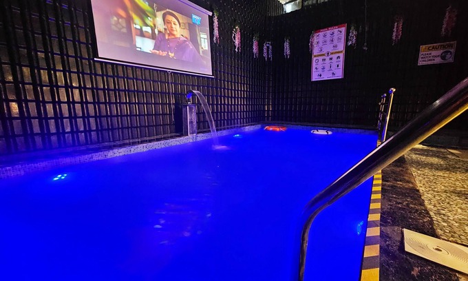 Kandivali East Hotel | Astha Home Shared Pool Rooms