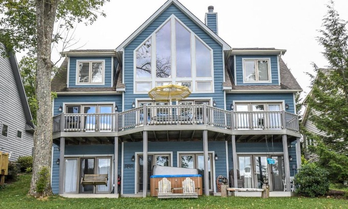 McHenry House | At Lakes Edge
