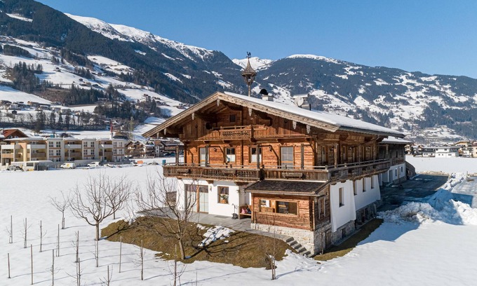 Ramsau im Zillertal Apartment | Detached farmhouse near ski resort Mayrhofen