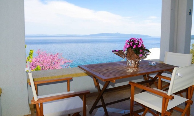 Pella Region Apartment | Athena Charming apt with stunning view!