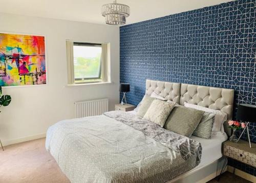 Thames House | Atom, Large 4 to 5 Bed House in East London, Sleeps 12, Garden, Parking, ideal for Contractors, Large Groups, Travellers