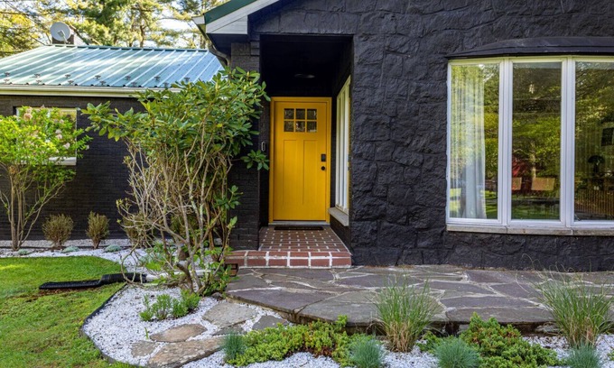 Town of Olive House | Atomic Ranch - MCM One Level in Olivebridge. Great Outdoor Space!