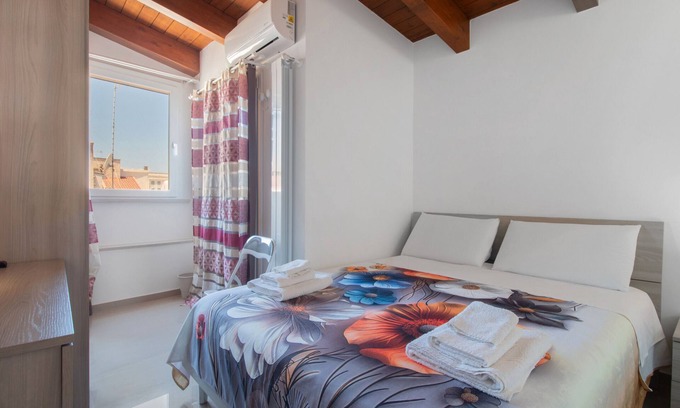 Terlizzi Apartment | Attica BeB - 'Red' Room with Shared Terrace, Wi-Fi and Air Conditioning