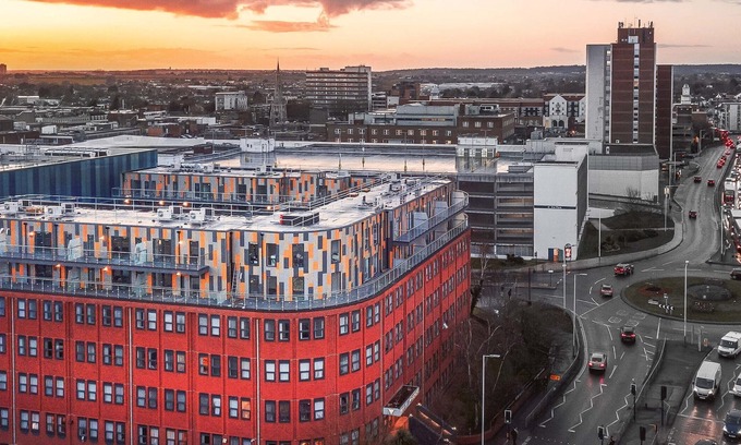 Havering Apartment | Attractive Cosy 2 Bedroom Penthouse with free Parking inside Romford Centre