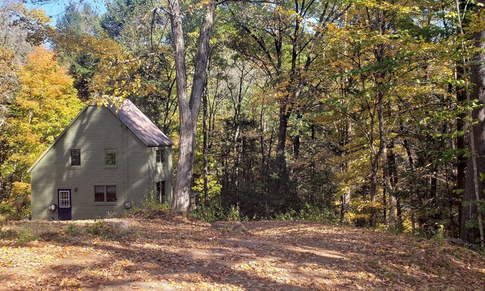 Putney House | Attractive Saltbox in the Woods