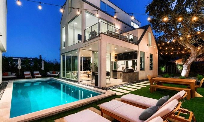 Bouldin House | ATX Compound | 15bd 10.5ba, Heated Pool, Mini Golf