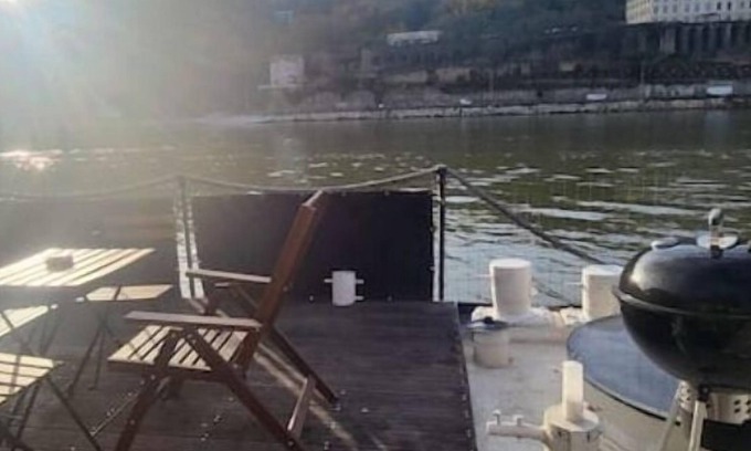 Grand Lyon Boat Rental | Atypical, peaceful houseboat in Confluence