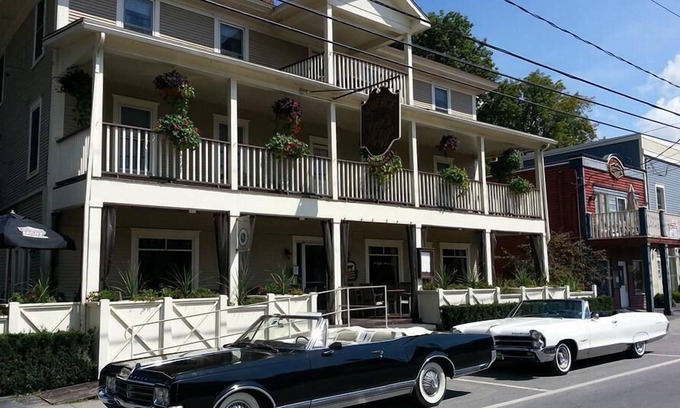 Ayers Cliff Hotel | Auberge Ayers Cliff