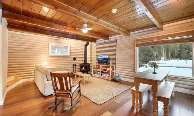 Tahoe Paradise House | Augie’s Authentic Log Cabin! Pets Welcome!