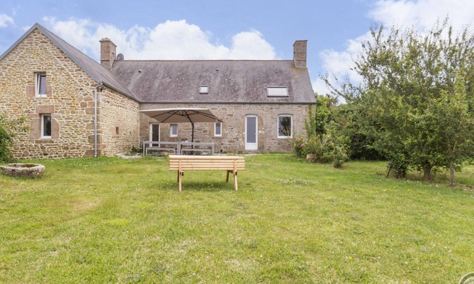 Rethoville Cottage | Authentic house with enclosed garden, ping-pong, foosball, parking, and WiFi in Vicq-sur-Mer