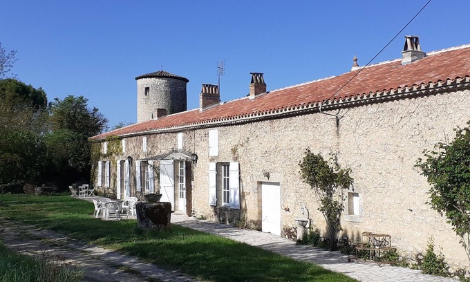 Saint-Pierre-de-Bat House | Authentic Maison de Maitre Meunier in the heart of vineyards and organic crops.