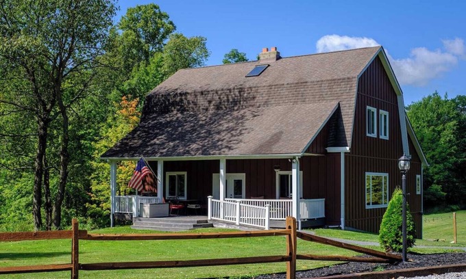 Ravenna House | Authentic Restored Barn- Cuyahoga Nat'l Pk-30min, Pickleball, Basketball, Swimming, Fishing