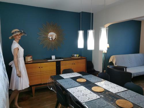 Poitiers House | Authentique Gîte 1950 Poitiers Futuroscope Aquascope, 1à9prsn, 3 Pkg, 3 étoiles à 6prsn et 3 appoints Eco-Responsable