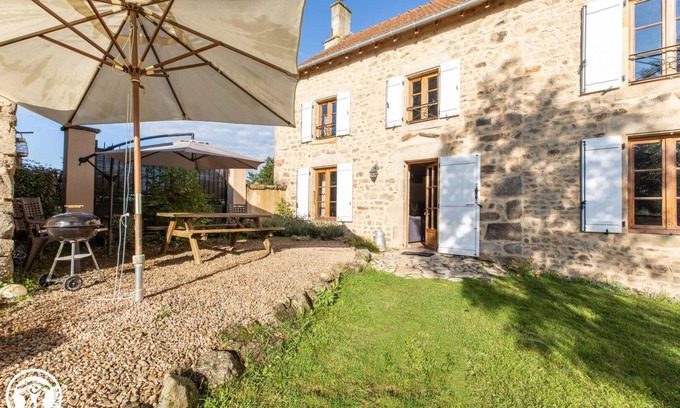Saint-Priest-des-Champs Cottage | Aux 2 Puys, Gîte in Auvergne