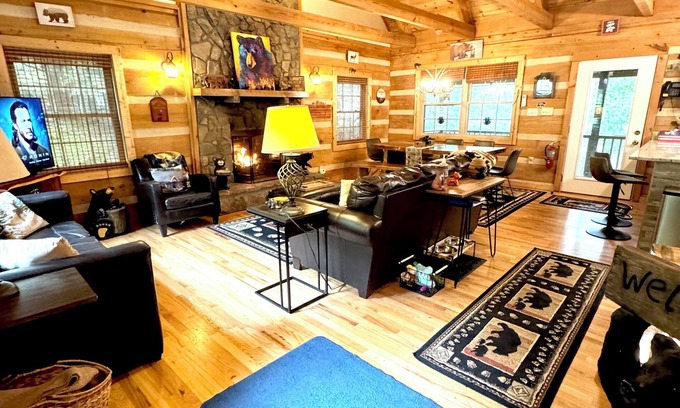 Seven Devils Cabin | AVAILABLE 3BR 3BA Log Cabin, Pond Front, Hot Tub, Pool Table & near Skiing