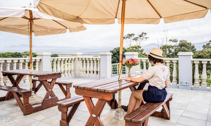 Sedgefield Apartment | Avemore Sedgefield Island apartment situated one street from the beautiful lake