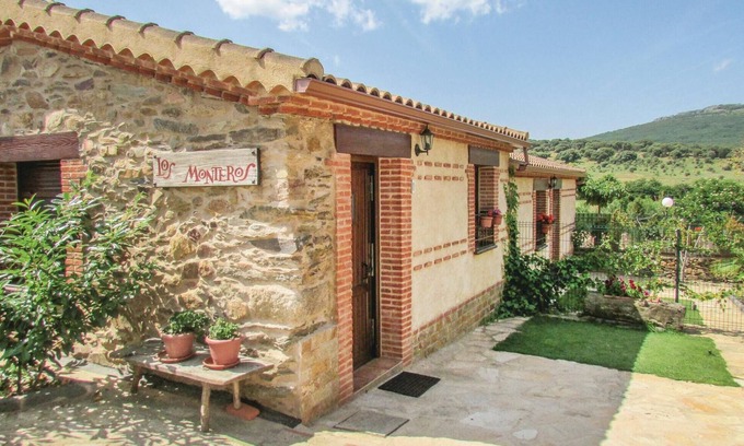 Aldeanueva de la Sierra House | Awesome home in Aldeanue. de la Sierra