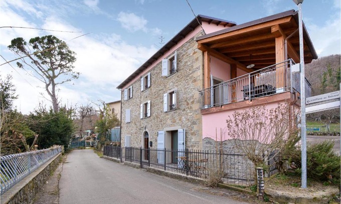 Burzanella House | Awesome Home In Burzanella With Kitchen