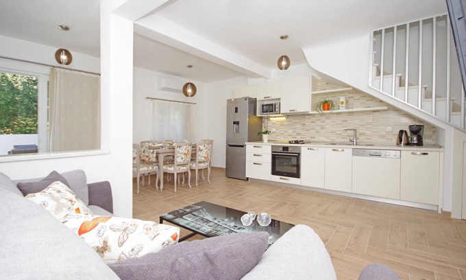 Drvenik House | Awesome home in Drvenik with WiFi