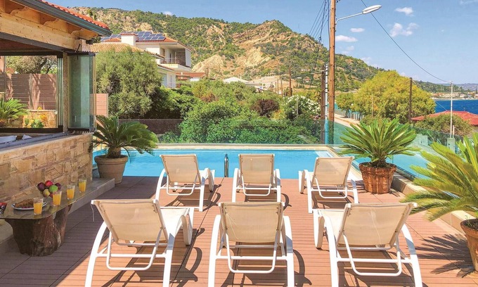 Egira House | Awesome home in Petalou, Korinthias