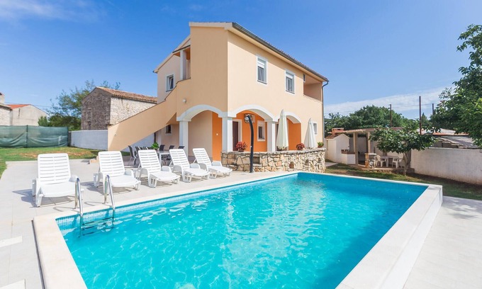 Pavicini House | Awesome home in Segotici