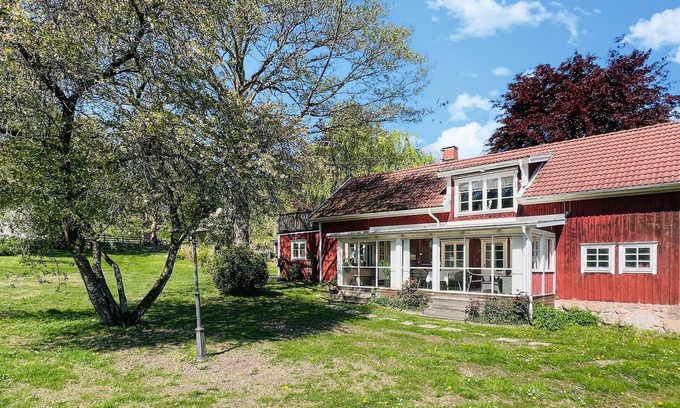 Skovde Municipality House | Awesome home in Skövde with sauna