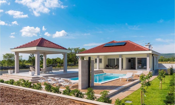 Gornje Planjane House | Awesome Home In Unesic With Outdoor Swimming Pool