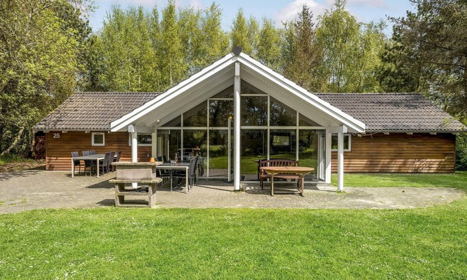 Marielyst House | Awesome home in Væggerløse with kitchen