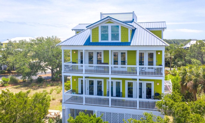 Oceanmarsh Subdivision House | Awesome sunsets! Natural beach! Golf cart and Hunting Island passes included.