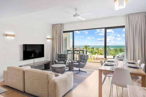 Roches Noires Apartment | Azuri by Sealodge - Amazing Seaview Apartment