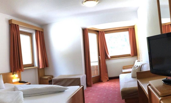 Mandarfen House | B&B Summer Family Room - Piz Hotel