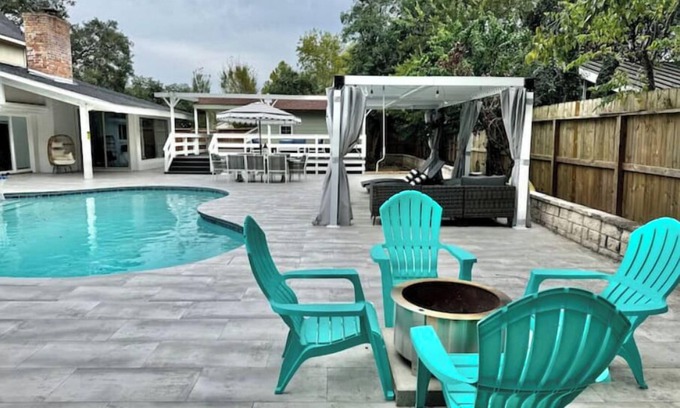Waller House | Backyard Heaven with Pool, Deck, Cabana, Firepitnn