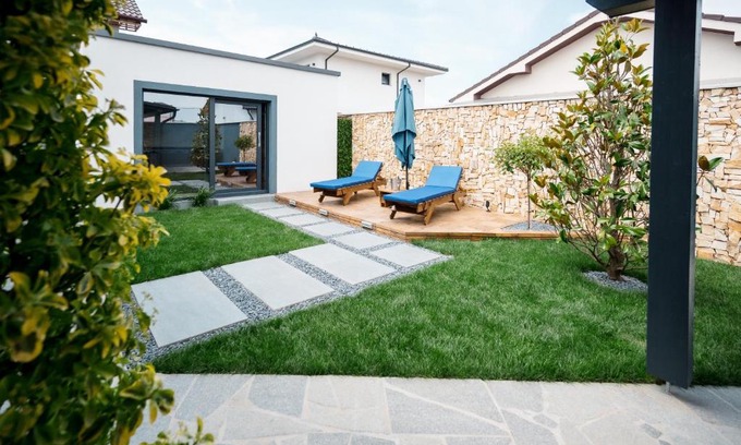 Oradea House | Backyard Jacuzzi House