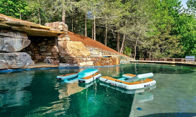 Gatlinburg - Pigeon Forge Cabin | Backyard Oasis|Hot Tub| Fire Pit|WiFi|5m to PF