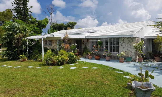 Royal Bahamian Estates House | Bajamar Your Second Home Guest Property