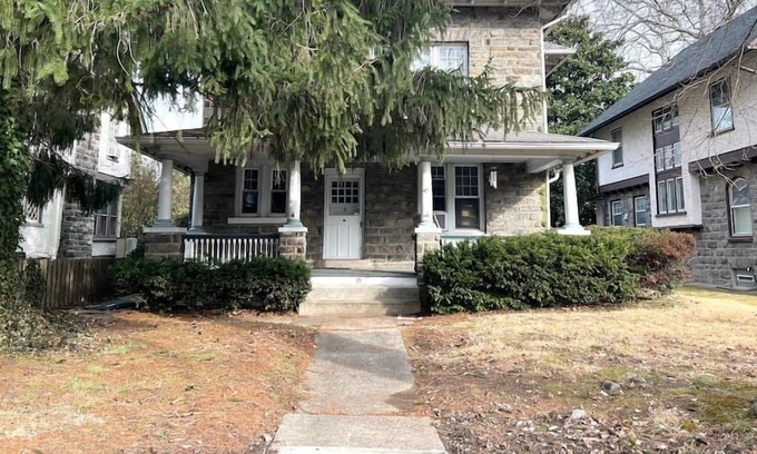 Bala-Cynwyd House | Bala Cynwyd Entire House - 7 BR 4.5 BA w/ Backyard