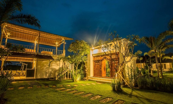 Mushroom Bay Cottage | Balinese Style Teak Cottage in Lembongan, Features a Swimming Pool and Huge Lawn