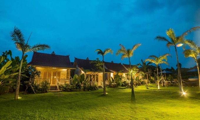 Mushroom Bay Cottage | Balinese Style Teak Cottage in Lembongan, Features a Swimming Pool and Huge Lawn