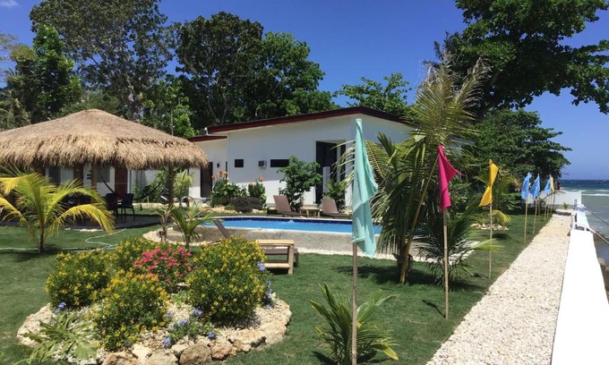 Dimiao Villa | BambooBeachVilla2 AC NEW OCEANFRONT POOL sunsetview garden kitchen SATELLITE STARLINK WI-FI