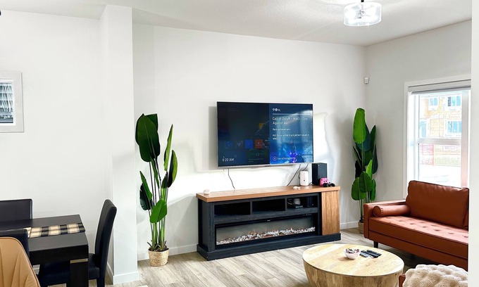 Airdrie House | Banff Access, Netflix, Xbox, and WiFi for 10 guest