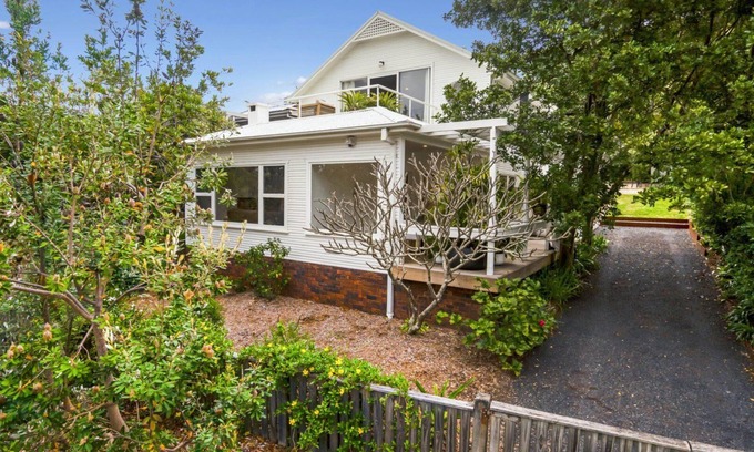 Pretty Beach House | 'Banyalla - Coastal Beach House' by Accom Holidays