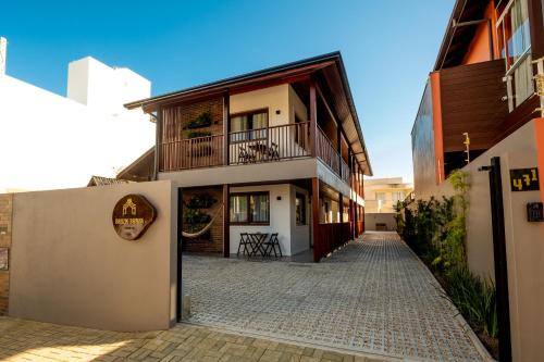 Itajai House | Banzai Brava Suítes