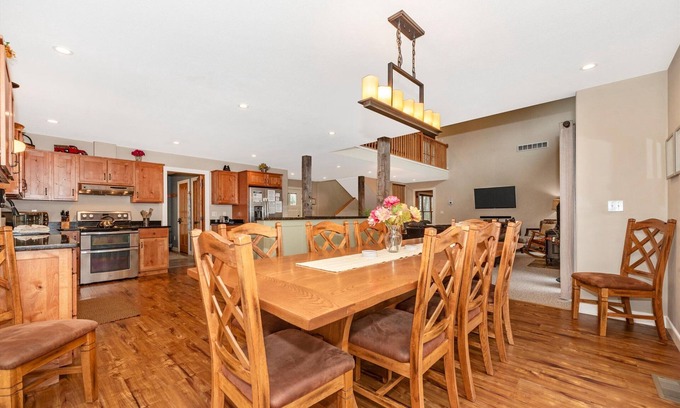 McHenry House | Barley Moon Retreat, Golf Area, EV Charger, 5BR