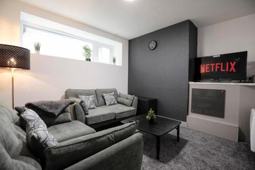Oldham Apartment | Bartlam Place, Sleeps 6, Central Oldham - By NMB Property