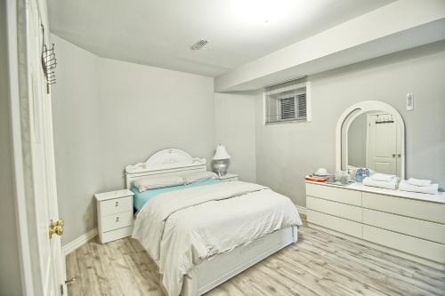 Thornhill House | Basement large Room with Private Bathroom and Free Parking