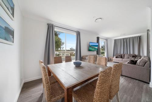 Erowal Bay House | Basin Escape - short walk to the waters edge.